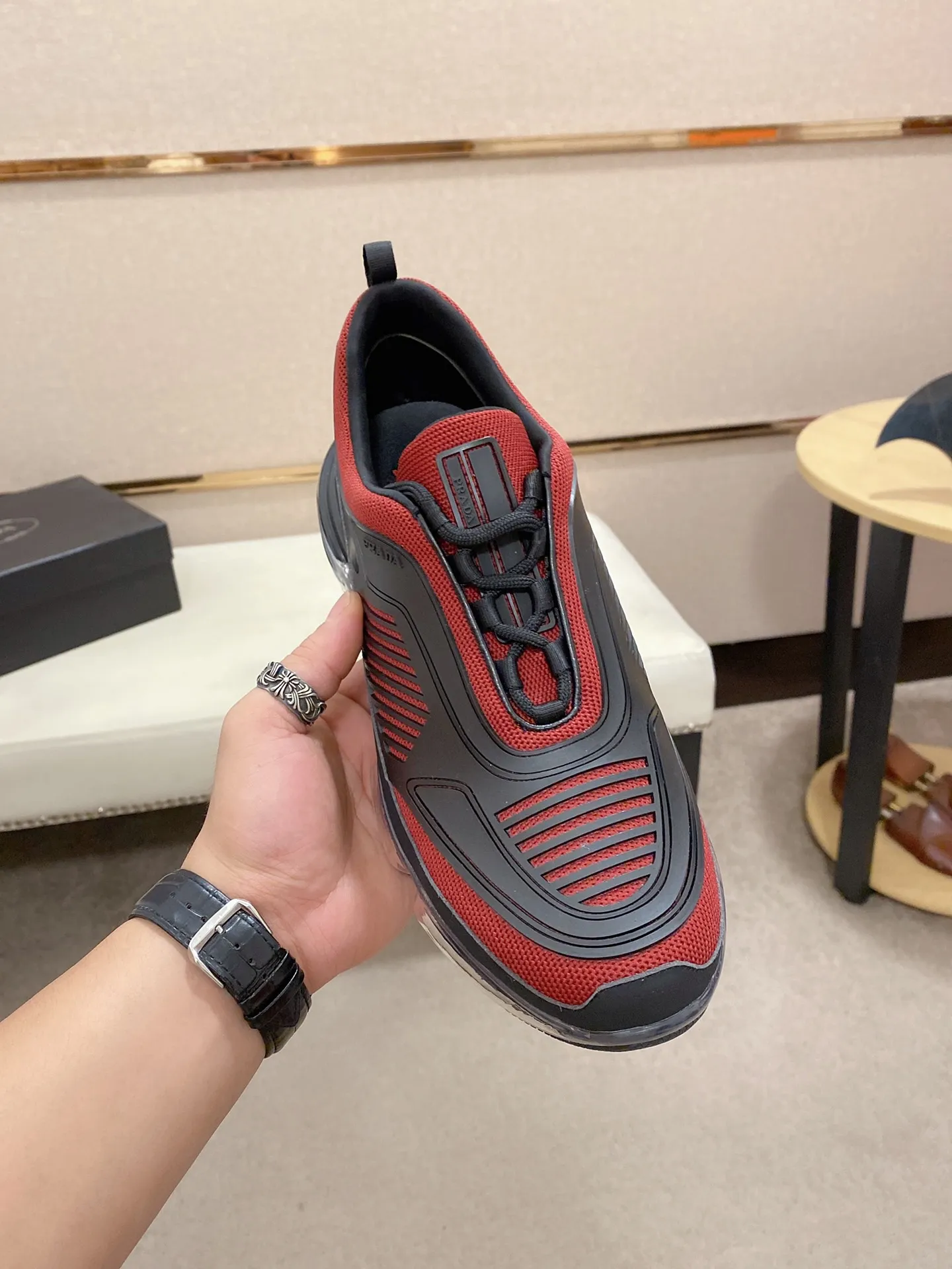 Factory price: 640💰 ✔️✔️✔️High-quality new PRADA counters are launched simultaneously. The new men's shoes and 😘fabric are made of high-tech glue-spraying technology. Lining: Full cowhide lining. 👍🏿 High-end ☄️ air-cushion molded anti-slip rubber outsole, exquisite lines, simple and elegant, comfortable and high-end for leisure travel. Code number: 38 to 45